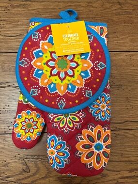 Red Floral Oven Mitt & Pot Holder Set - Celebrate Together